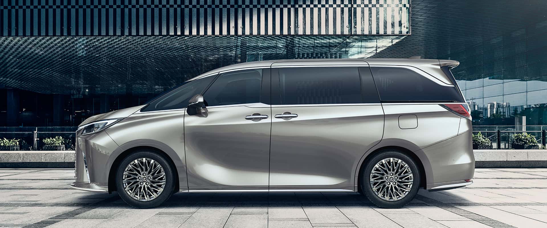 Lexus LM 500h (4 chỗ)