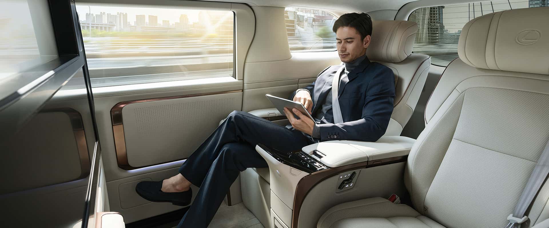 Lexus LM 500h (4 chỗ)