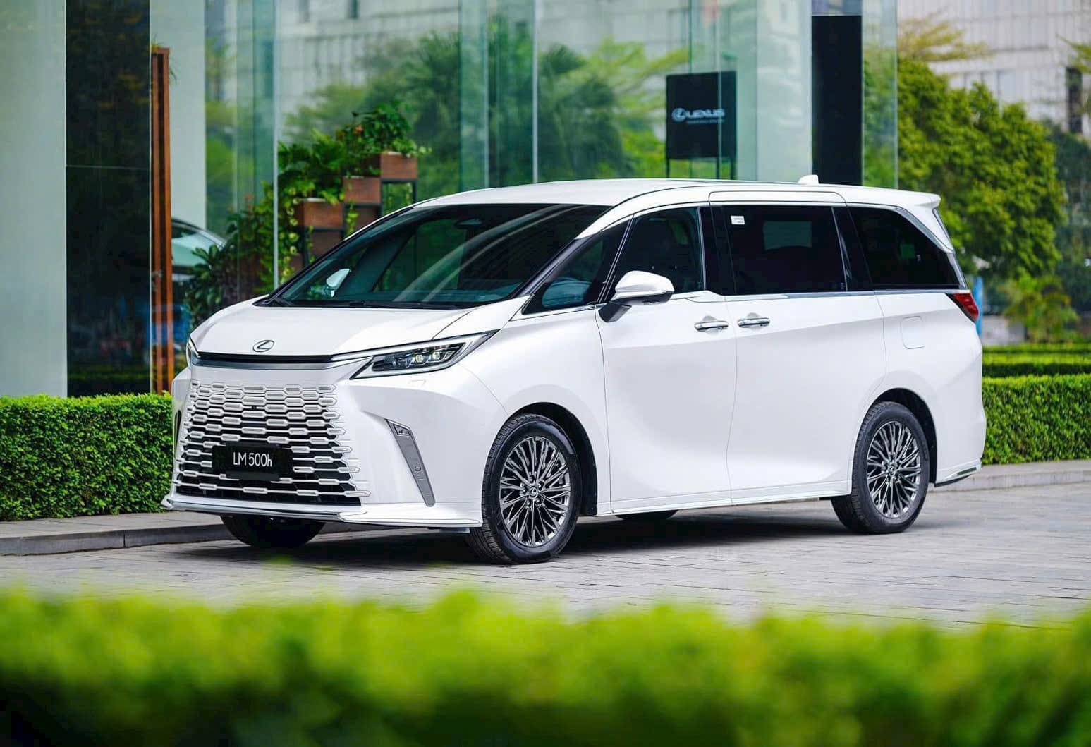 Lexus LM500H